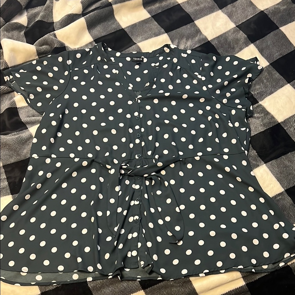 Torrid Polka Dot Tie Front Button DownTop - Green and white size 3X